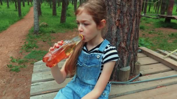 Девочка Бутылкой Безалкогольного Напитка Парке — стоковое видео
