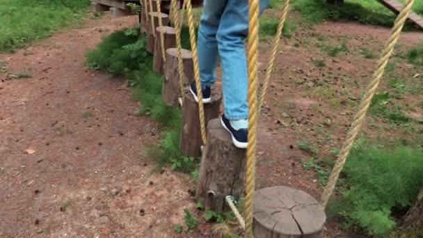 Niña Climbing Park Mejora Sus Habilidades Equilibrio — Vídeo de stock