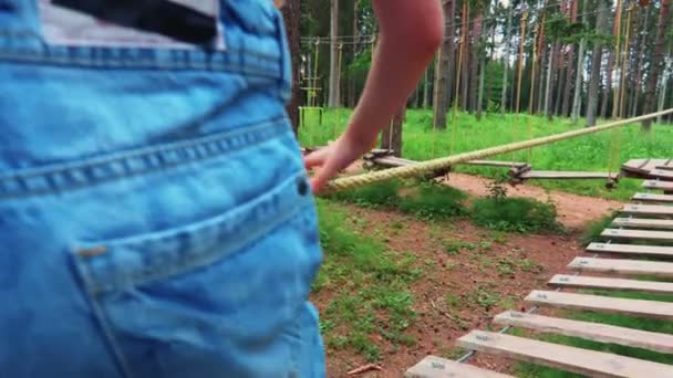 Niña Haciendo Actividades Del Curso Cuerdas Bajas — Vídeo de stock