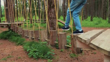 Küçük kız Low Rope Kursu'nda yürümeye başlar
