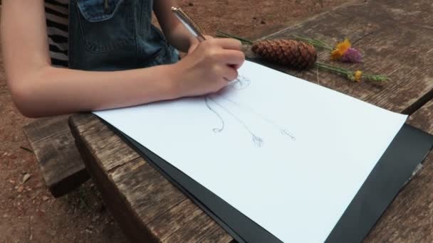 Menina Desenhando Plantas Flores Ootdoor — Vídeo de Stock