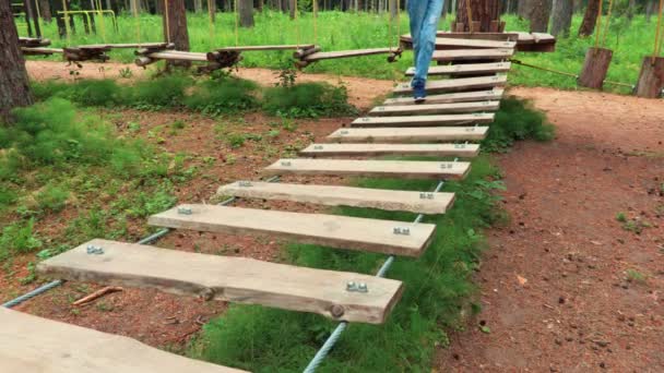 Poten Van Een Klein Meisje Low Rope Course — Stockvideo