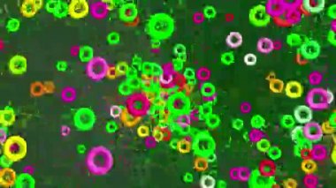 Yeşil arka planda soyut renkli halkalar