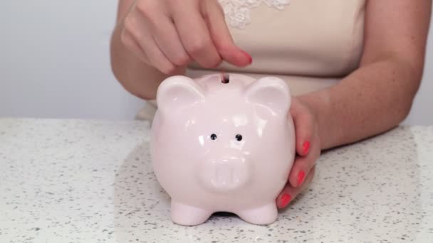 People Family Put Coins Piggy Bank — стоковое видео