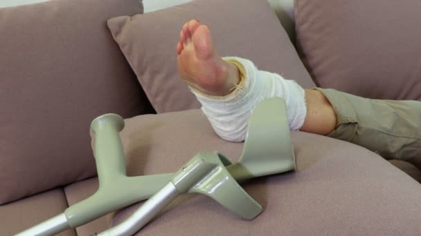 Verletztes Bein Und Krücken Auf Couch Aus Nächster Nähe — Stockvideo