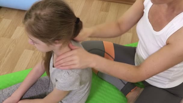 Moeder Herstel Haar Dochter Het Doen Van Yoga — Stockvideo