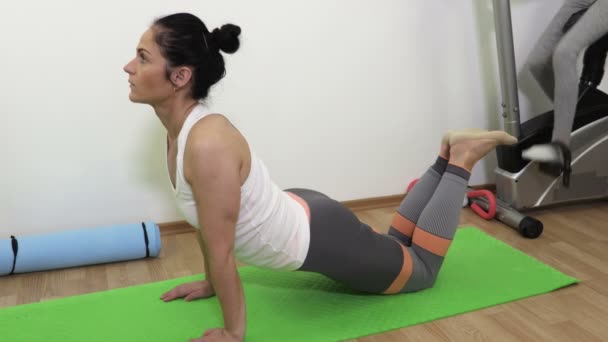 Mujer Haciendo Ejercicios Deporte Alfombra Fitness — Vídeos de Stock