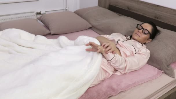 Женщина Лежит Кровати Пижаме Чешет Зудящее Тело Здравоохранение Медицинская Концепция — стоковое видео
