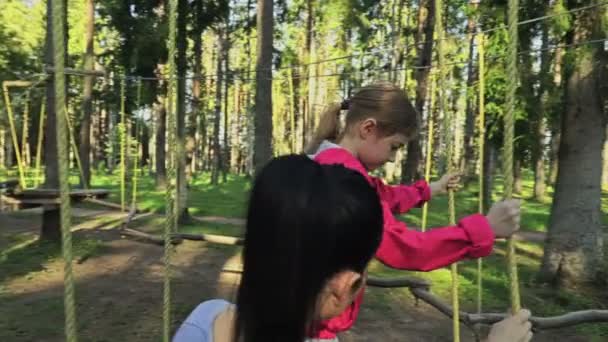 Gyerek Anyával Egy Kaland Játszótéren — Stock videók