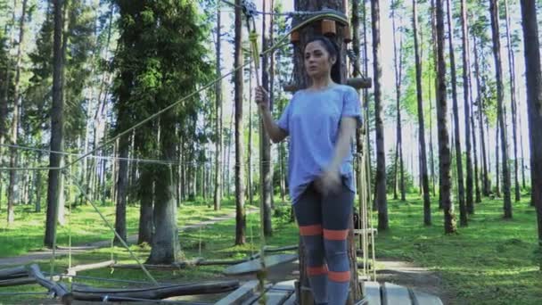 Mujer Parque Cuerdas Con Obstáculos — Vídeo de stock