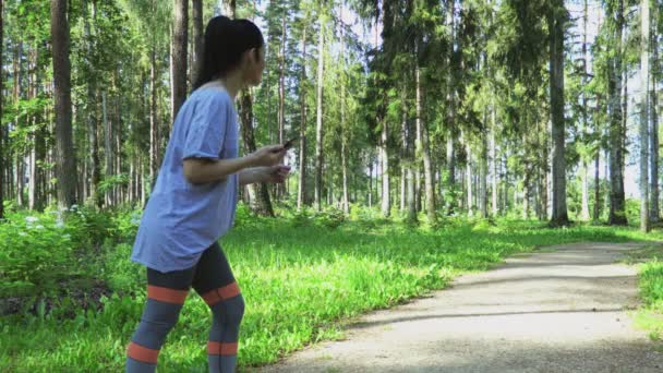 Madre Entrenando Hija Deportes Aire Libre Fitness Concepto Familiar — Vídeo de stock