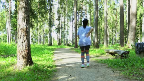 Mulher Filha Estão Correndo Parque Mulher Voltar Dor Nas Pernas — Vídeo de Stock