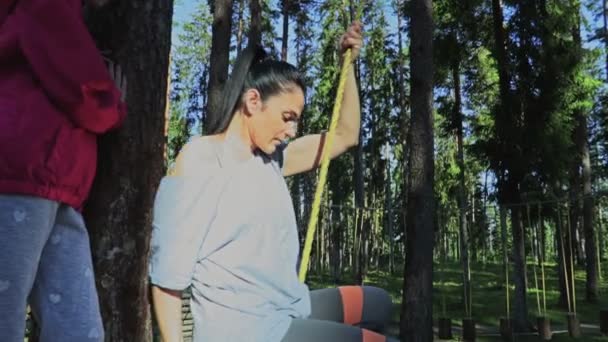 Žena Visí Kutálí Kabelů Mezi Stromy — Stock video