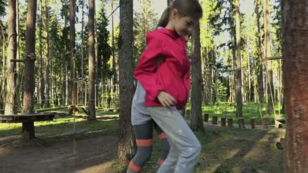 Mutter Hilft Tochter Auf Abenteuerspielplatz — Stockvideo