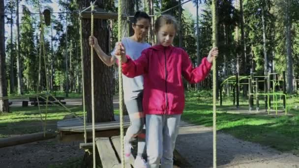 在缆绳公园的女孩和母亲 — 图库视频影像