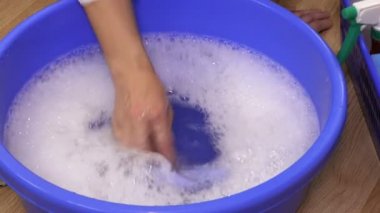 Suda bez yıkayan kadın. Temizlik ve temizlik konsepti.