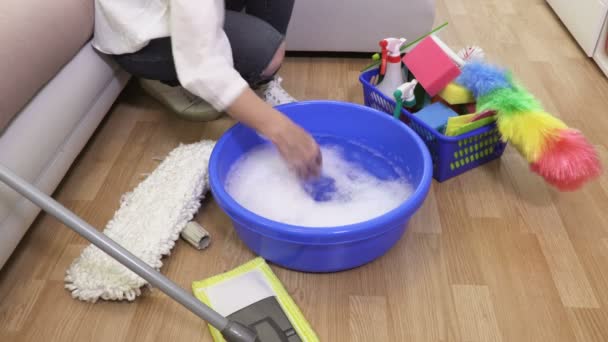 Mulher Antes Limpar Chão Com Água Sala Estar — Vídeo de Stock