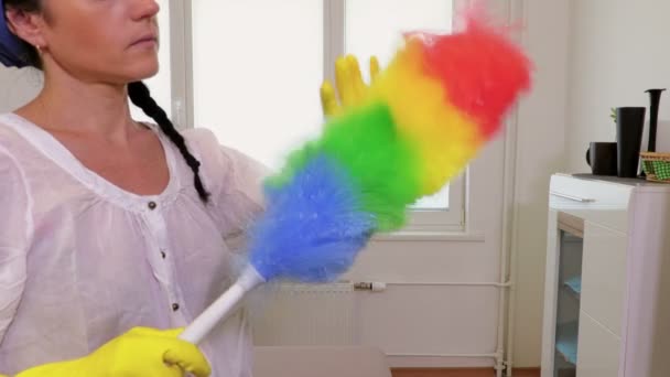 Evdeki Temizlikçi Kadın Işleri Temizlik Yapıyor — Stok video