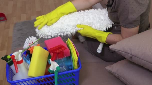 Huisvrouw Rubberen Handschoenen Controleren Schoonmaakspullen — Stockvideo