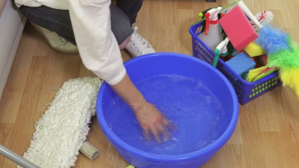 Kobieta Przygotowuje Wodę Czyszczenia Koncepcja Sprzątania Sprzątania — Wideo stockowe