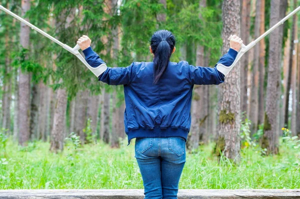 公園を歩いて自然を楽しむ松葉杖を持つ幸せな障害の女性 — ストック写真