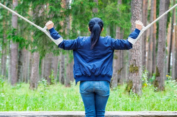 Mujer Discapacitada Feliz Con Muletas Caminando Por Parque Disfrutando Naturaleza —  Fotos de Stock