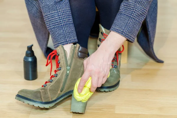 Mulher Botas Limpeza Antes Para Trabalho — Fotografia de Stock