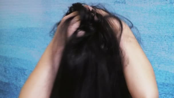 Ensam Stressig Kvinna Gör Rörelser Med Sin Kropp — Stockvideo
