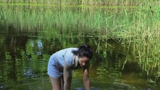 Mujer Feliz Excursionista Salpicando Agua Lago — Vídeo de stock