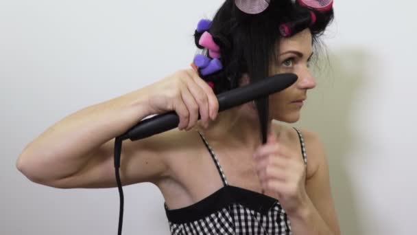 Žena Narovnávání Vlasy Stock Fotka — Stock video