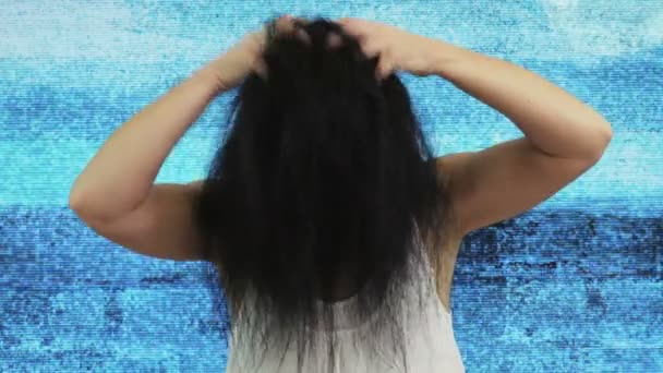 神经质的女人挠着头发 — 图库视频影像