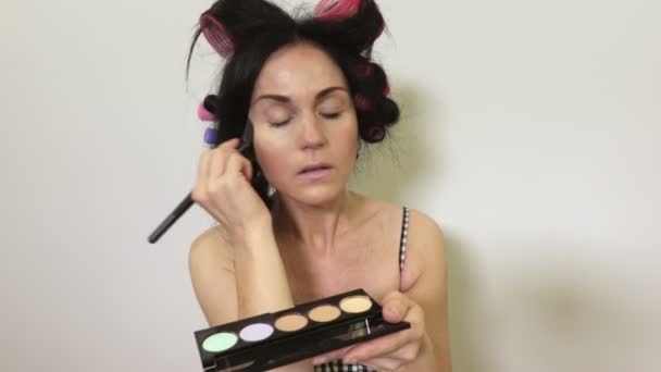 Mujer Aplicando Maquillaje Stock Filmación — Vídeo de stock