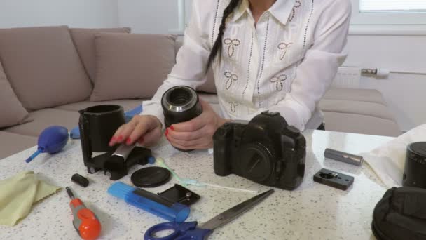 Mujer Que Usa Soplador Aire Cepillo Para Limpieza Lentes — Vídeos de Stock