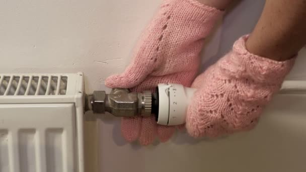 Femme Gants Ajustant Thermostat Radiateur Chauffage Intérieur — Video