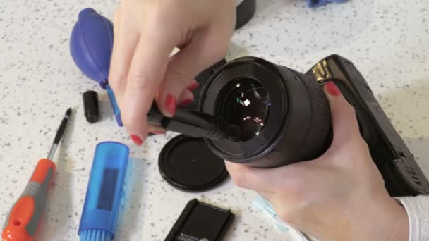 Γυναίκα Φωτογράφος Καθαρισμού Φακός Της Κάμερας Κοντά — Αρχείο Βίντεο