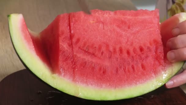 Gesneden Partjes Rode Watermeloen Van Dichtbij — Stockvideo