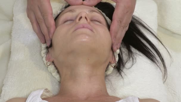 Mujer Recibiendo Masaje Facial Relajante — Vídeos de Stock