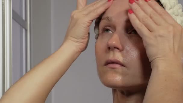 Frau Anwendung Feuchtigkeitscreme Für Ihr Gesicht Beauty Hautpflege Konzept — Stockvideo