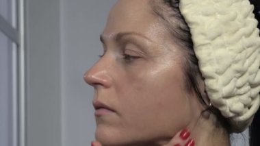 Cilt bakımından önce nemlendirici uygulayan kadın