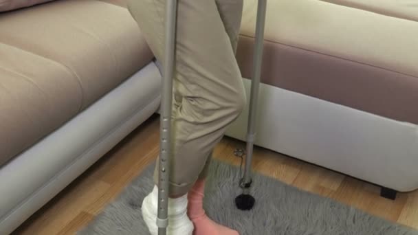 Vrouw Met Knie Brace Krukken — Stockvideo