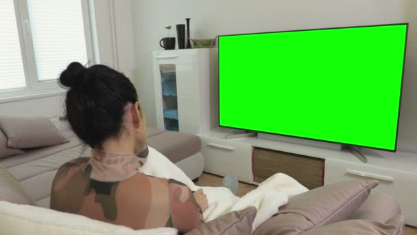 Woman Watching Green Screen Flat Screen Coach Home — ストック動画