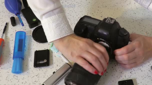 Mulher Fotógrafa Preparando Câmera Para Limpeza — Vídeo de Stock