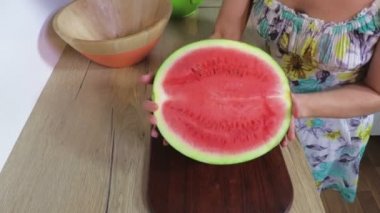 Masada kırmızı karpuz kesen kadın.