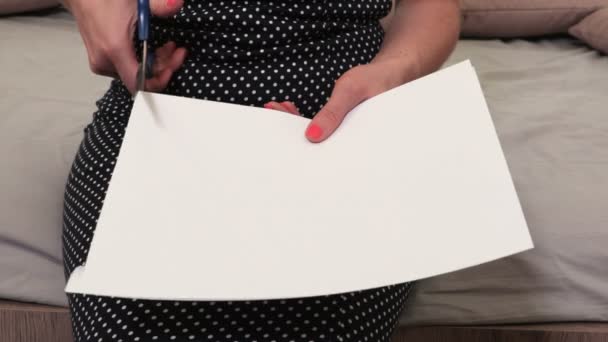 Vrouw Snijdt Wit Papier Leeg — Stockvideo