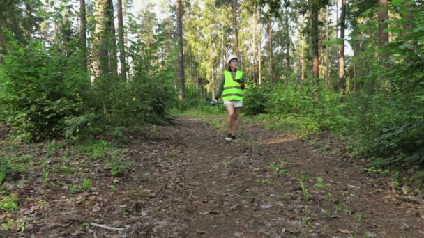 Mulher Trabalhadora Iniciando Inspeção Florestal Com Drone Caminho Floresta — Vídeo de Stock