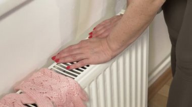 Isıtma radyatör üzerinde kadın ısınma elleri