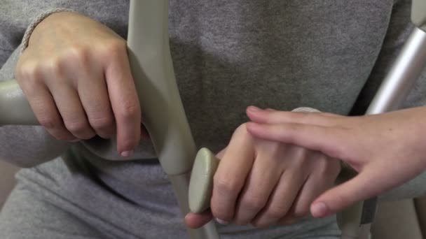 Enfant Mains Sur Les Mains Mère Handicapée Avec Des Béquilles — Video