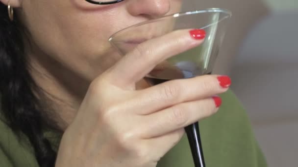 Femme Tenant Verre Cocktail Gros Plan — Video