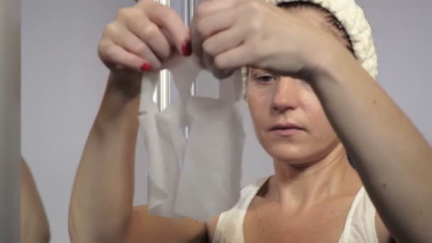 Mulher Com Máscara Folha Natural Para Rosto Beleza Procedimento Cuidados — Vídeo de Stock