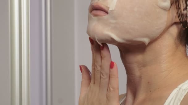 フェイスシートマスクを適用する女性美容スキンケアコンセプト — ストック動画